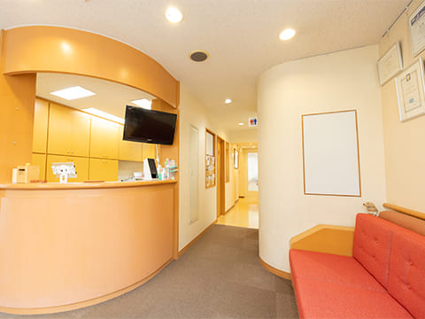 ロイヤル歯科医院の受付待合スペース
